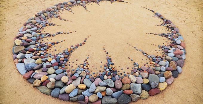 Stones and shells into perfectly arranged formations in Jon Foreman’s Extraordinary Land Art